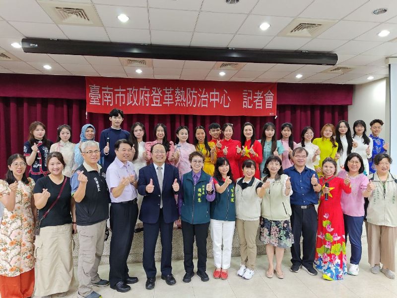 記者會合影